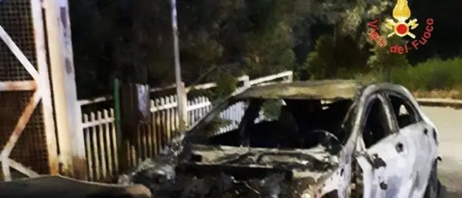 Notte di fuoco a Catanzaro, due auto distrutte dalle fiamme