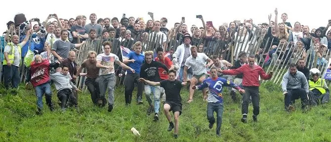 Il “formaggio rotolante” che unisce Calabria e Inghilterra - VIDEO