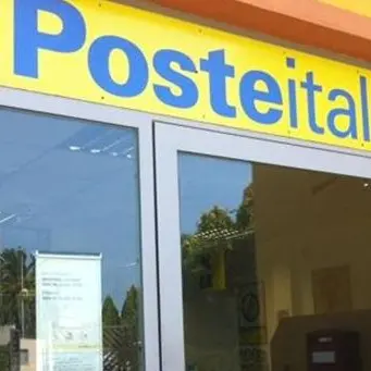 Tentano di sfondare il vetro delle Poste ma non riescono e fuggono