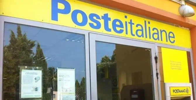 Tentano di sfondare il vetro delle Poste ma non riescono e fuggono