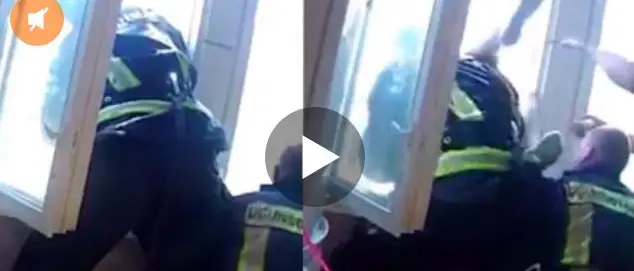 Tenta il suicidio lanciandosi dalla finestra, il pompiere l'afferra al volo - VIDEO