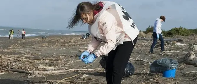 Contro il nuovo killer dei mari, parte il tour del Wwf Spiagge plastic free