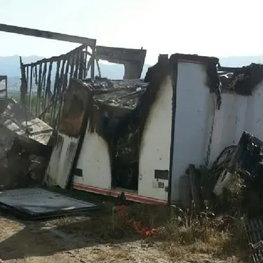 Fiamme in un'officina a Rose, intervento dei vigili del fuoco