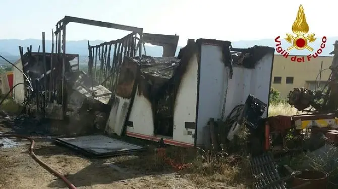 Fiamme in un'officina a Rose, intervento dei vigili del fuoco