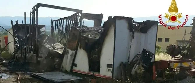 Fiamme in un'officina a Rose, intervento dei vigili del fuoco