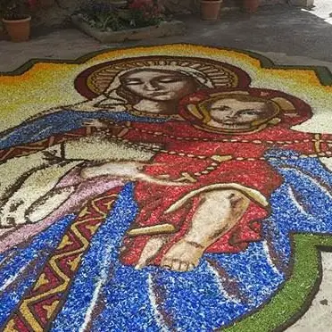 L’infiorata di Potenzoni incanta ancora con un tripudio di colori - FOTO