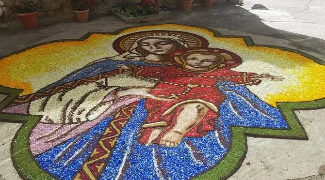 L’infiorata di Potenzoni incanta ancora con un tripudio di colori - FOTO