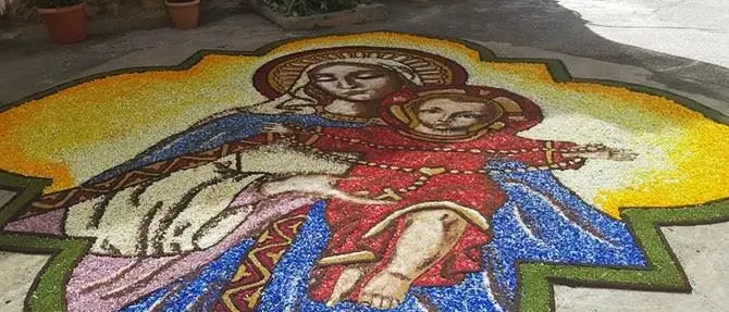 L’infiorata di Potenzoni incanta ancora con un tripudio di colori - FOTO