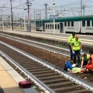 Si fa un selfie con la donna appena travolta da un treno