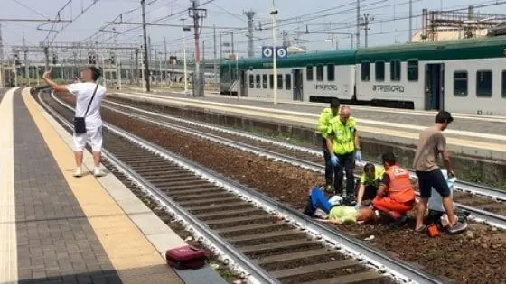 Si fa un selfie con la donna appena travolta da un treno