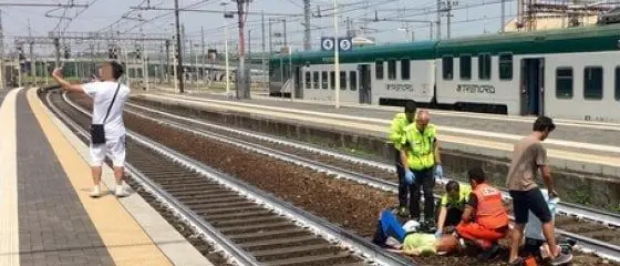 Si fa un selfie con la donna appena travolta da un treno