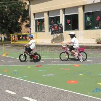 Una pista ciclabile costruita in cambio di buoni mensa - VIDEO