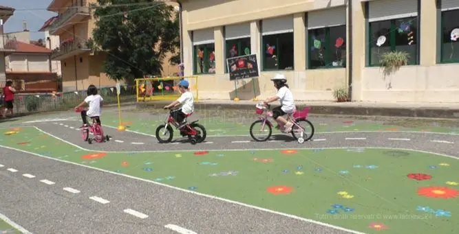 Una pista ciclabile costruita in cambio di buoni mensa - VIDEO