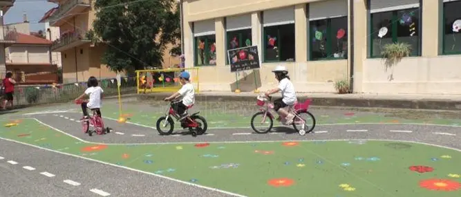 Una pista ciclabile costruita in cambio di buoni mensa - VIDEO