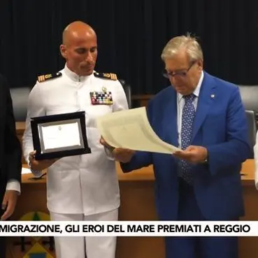 Salvarono 400 migranti: gli eroi del mare premiati a Reggio - VIDEO