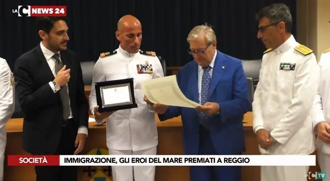 Salvarono 400 migranti: gli eroi del mare premiati a Reggio - VIDEO