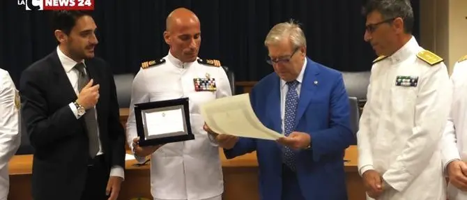 Salvarono 400 migranti: gli eroi del mare premiati a Reggio - VIDEO
