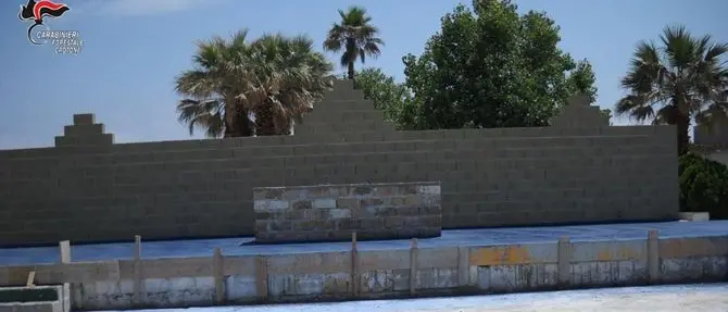 Crotone, sequestrata area destinata a sala da ballo