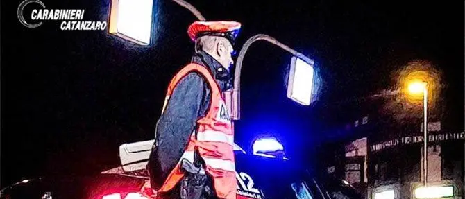 Taverna, evade dai domiciliari e sottrae armi al vicino di casa