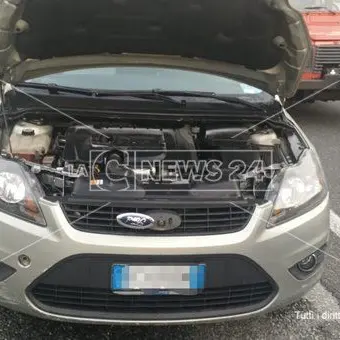 Catanzaro, fumo dall'auto mentre percorre viale De Filippis: riesce a mettersi in salvo