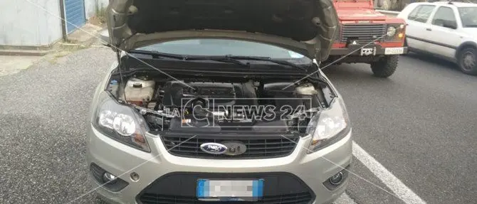 Catanzaro, fumo dall'auto mentre percorre viale De Filippis: riesce a mettersi in salvo