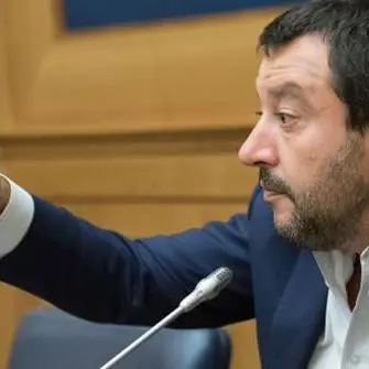 Migrante ucciso, Salvini ironizza: #colpadiSalvini. Magorno: «C'è poco da scherzare»