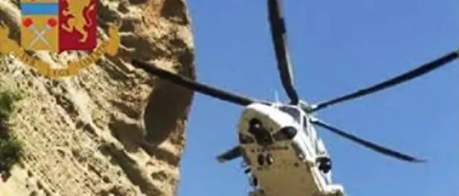 Medico interviene per soccorrere una donna in un dirupo e rimane bloccato anche lui: salvati