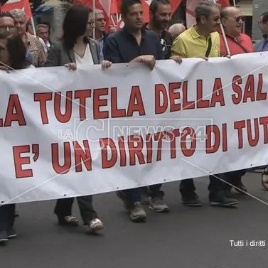 «La tutela della salute è un diritto di tutti». In migliaia in piazza a Cosenza