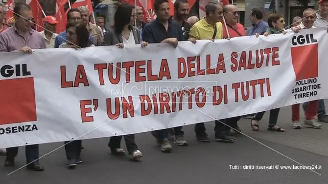 «La tutela della salute è un diritto di tutti». In migliaia in piazza a Cosenza