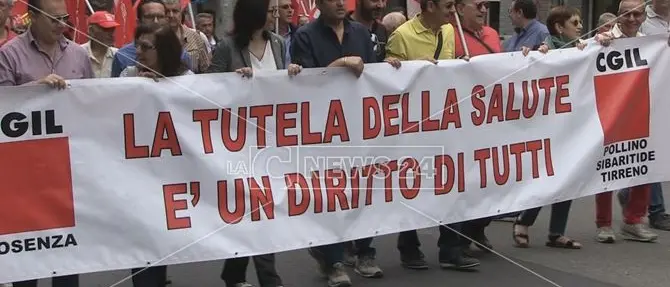 «La tutela della salute è un diritto di tutti». In migliaia in piazza a Cosenza