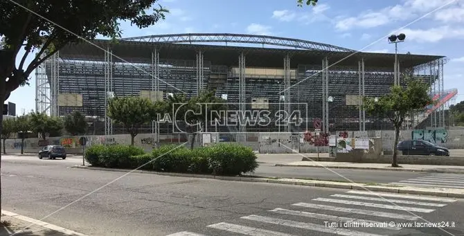 Crotone, nessuna proroga per lo stadio: bisogna smantellare la tribuna e la curva