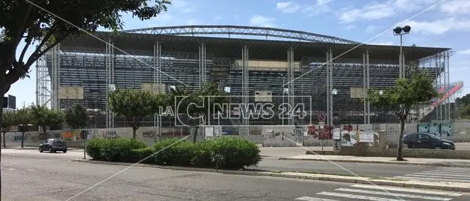 Crotone, nessuna proroga per lo stadio: bisogna smantellare la tribuna e la curva