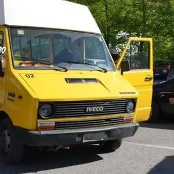 Buca le gomme di due scuolabus: denunciato dipendente infedele