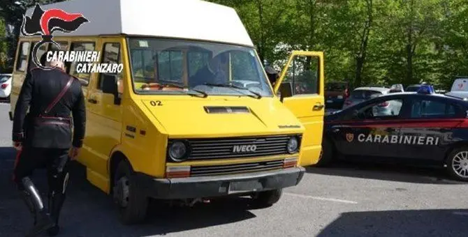 Buca le gomme di due scuolabus: denunciato dipendente infedele