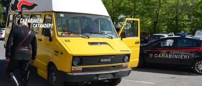 Buca le gomme di due scuolabus: denunciato dipendente infedele