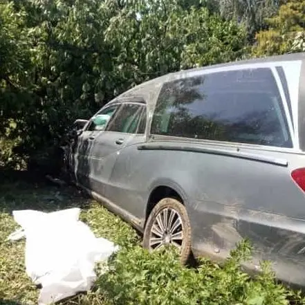 Autista del carro funebre ha un malore: travolge e uccide una 22enne