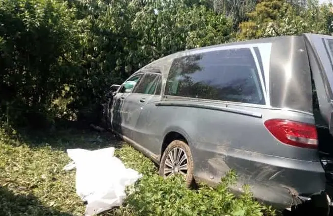 Autista del carro funebre ha un malore: travolge e uccide una 22enne