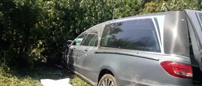 Autista del carro funebre ha un malore: travolge e uccide una 22enne