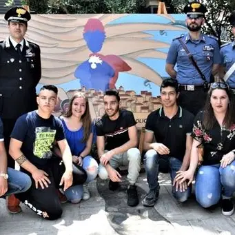 Petilia Policastro, gli studenti donano un'opera in legno ai Carabinieri