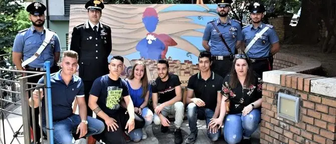 Petilia Policastro, gli studenti donano un'opera in legno ai Carabinieri