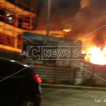 Catanzaro, violento incendio divampa nella notte in un cantiere