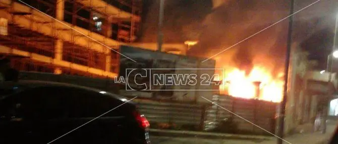 Catanzaro, violento incendio divampa nella notte in un cantiere
