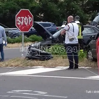 Catanzaro, scontro frontale: conducente incastrato tra le lamiere dell'auto