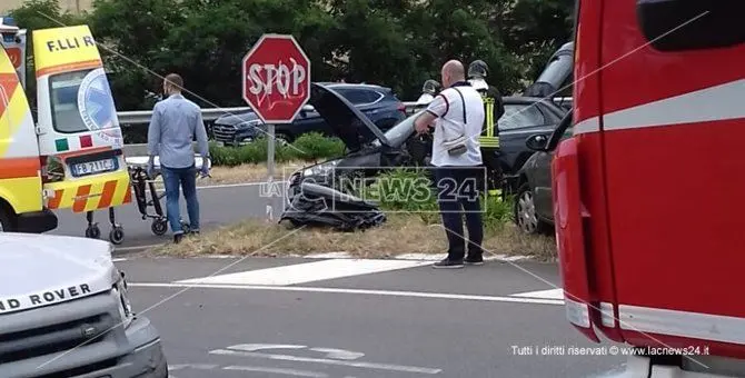 Catanzaro, scontro frontale: conducente incastrato tra le lamiere dell'auto