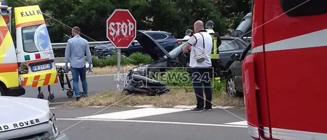 Catanzaro, scontro frontale: conducente incastrato tra le lamiere dell'auto