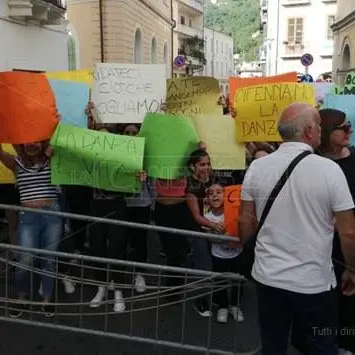 Lamezia, manifestanti occupano il teatro Grandinetti - VIDEO