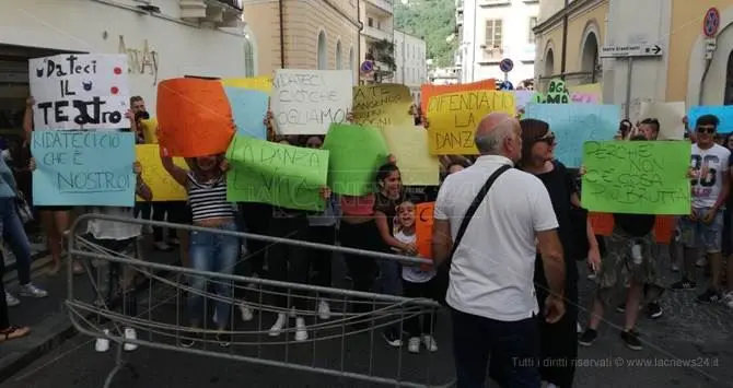 Lamezia, manifestanti occupano il teatro Grandinetti - VIDEO