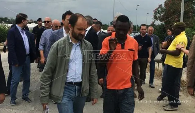 Omicidio di Soumaila Sacko, parlamentari a San Ferdinando. Orfini: «Anche il Pd ha sbagliato»