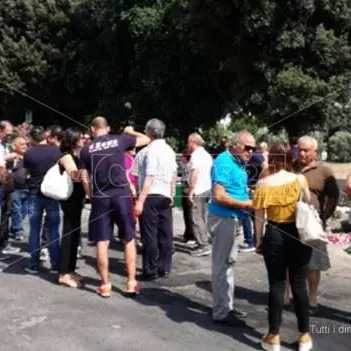 Degrado e sporcizia, i cittadini di Capizzaglie scendono in strada -FOTO