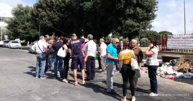 Degrado e sporcizia, i cittadini di Capizzaglie scendono in strada -FOTO